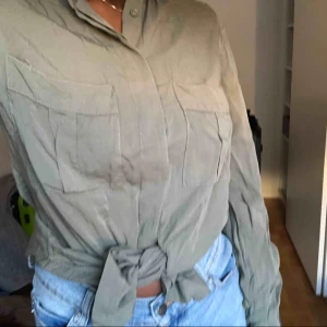  - Jättefin skjorta från Gina Tricot. Går att ha både knyten eller bara vanligt. 