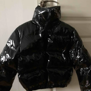  - Svart Croppad Vinyl Jacka. Helt ny och aldrig använd, säljes pga råkat köpt fel storlek. 