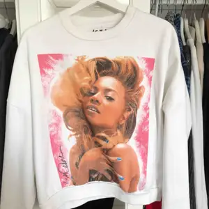 Snygg sweater (som är hur skön som helst) från Carlings/Stay med Beyonce-tryck  Sitter snyggt på XS-M 