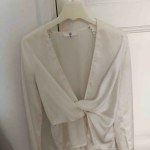  - Blus från missguided. Väldigt fin på. Använd 2 gånger. 