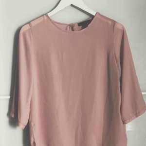  - Fin rosa blus sparsamt använd :)