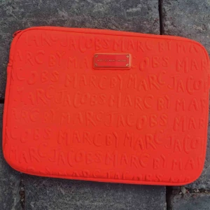  - Ipadfodral från marc by marc Jacobs.  Färgen är neonorange.  Nyskick. 300kr inklusive frakt! 