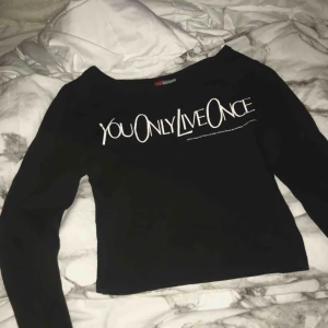 - Skön magtröja med långa armar,sitter ganska tight.storlek:xs bra skick Citat ”youonlyliveonce”