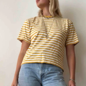  - Supersöt randig gul tröja köpt från Brandy Melville. Nypris 350 kr! 