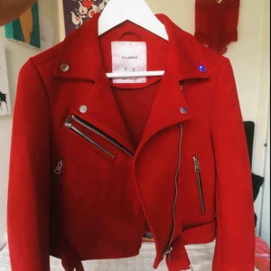  - En snygg röd höst/vår jacka. Använd 2 gånger.  Storlek M men passar även till s om man vill ha något större under 💕 Mjuk mocka liknande tyg. Jätte fin kvalité💖 Kommer ifrån ett rökfritt och djurfritt hem💝