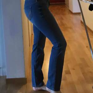 Low Rise skinny jeans från Hollister. Köpta i USA för 600kr men aldrig använda. Jätte fina jeans, men är för små för mig. Skulle säga att de passar XS-S. Perfekt längd för mig som är 161. Pris kan diskuteras 💕