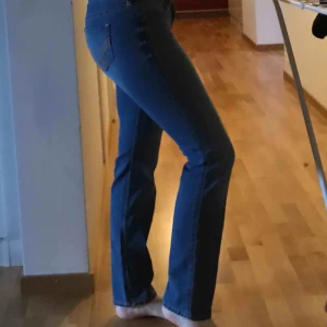 Hollister jeans - Low Rise skinny jeans från Hollister. Köpta i USA för 600kr men aldrig använda. Jätte fina jeans, men är för små för mig. Skulle säga att de passar XS-S. Perfekt längd för mig som är 161. Pris kan diskuteras 💕