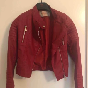  - Helt ny !!!! Endast provad säljer pga inte kommit till användning, skinnjacka 