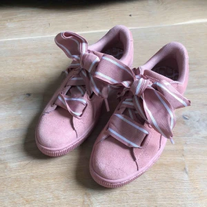  - HELT NYA PUMA SKOR! super söta men säljes pga för små😢. Siden skosnöre tillkommer. Super snygg smuts rosa färg nu till hösten🍂❤️