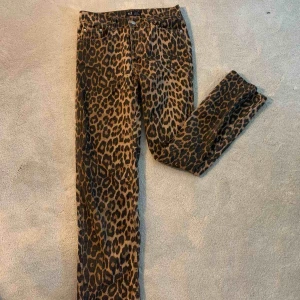  - Så fina och trendiga jeans i leopard mönster, dom är jättefina till t.ex en hoodie! Från Zara😍