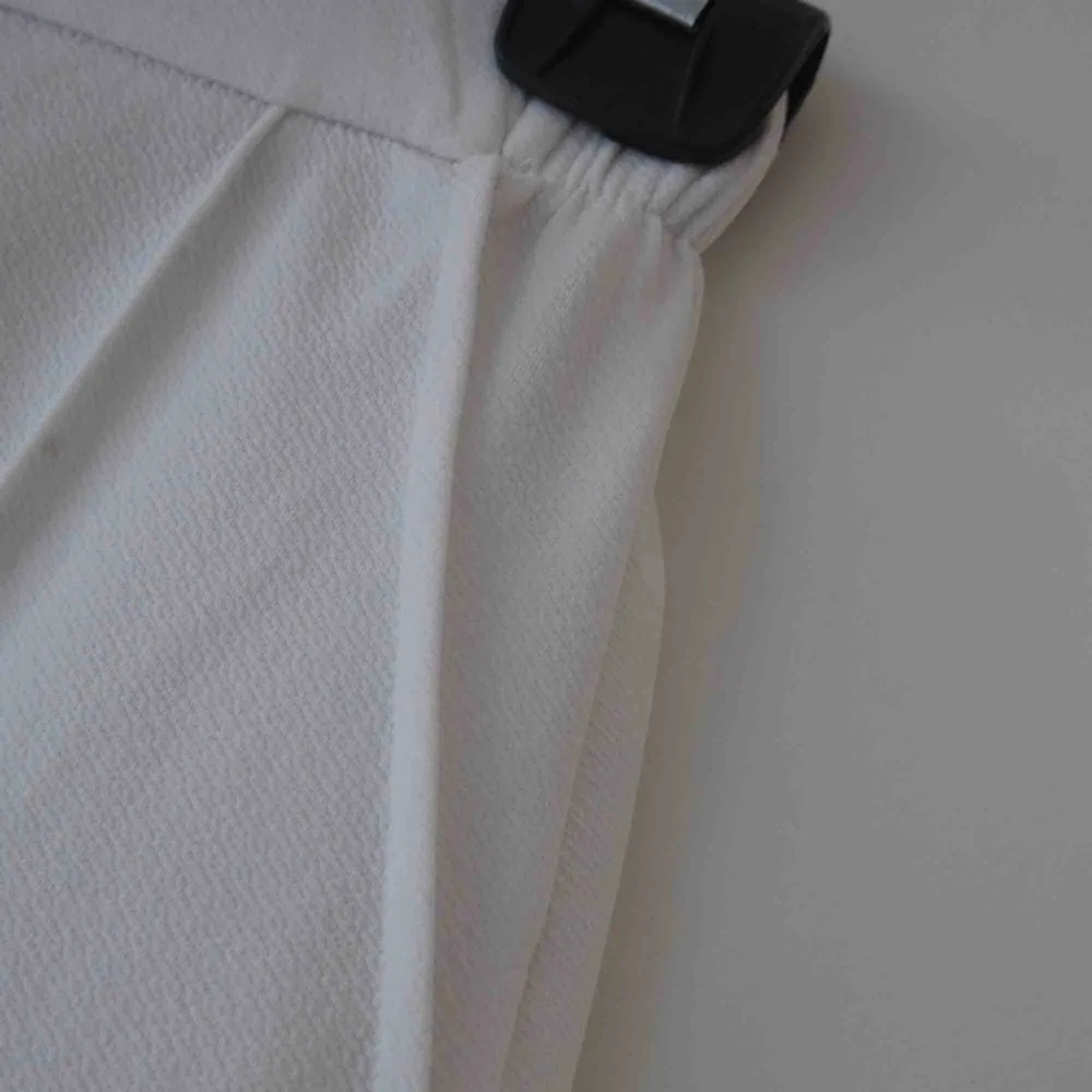 Vita Utsvängda kostymbyxor, fint skick. Fråga om fler bilder 😚. Jeans & Byxor.