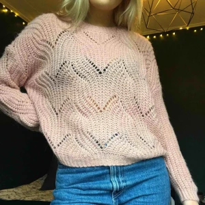  - Rosa, stickad tröja av mjukt material! Aldrig använd. Perfekt till hösten!💕 Eventuell frakt tillkommer 