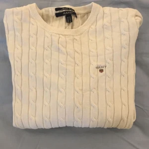  - Kabelstickad gant tröja. Storlek M.  💓 Köparen står för frakten 💝