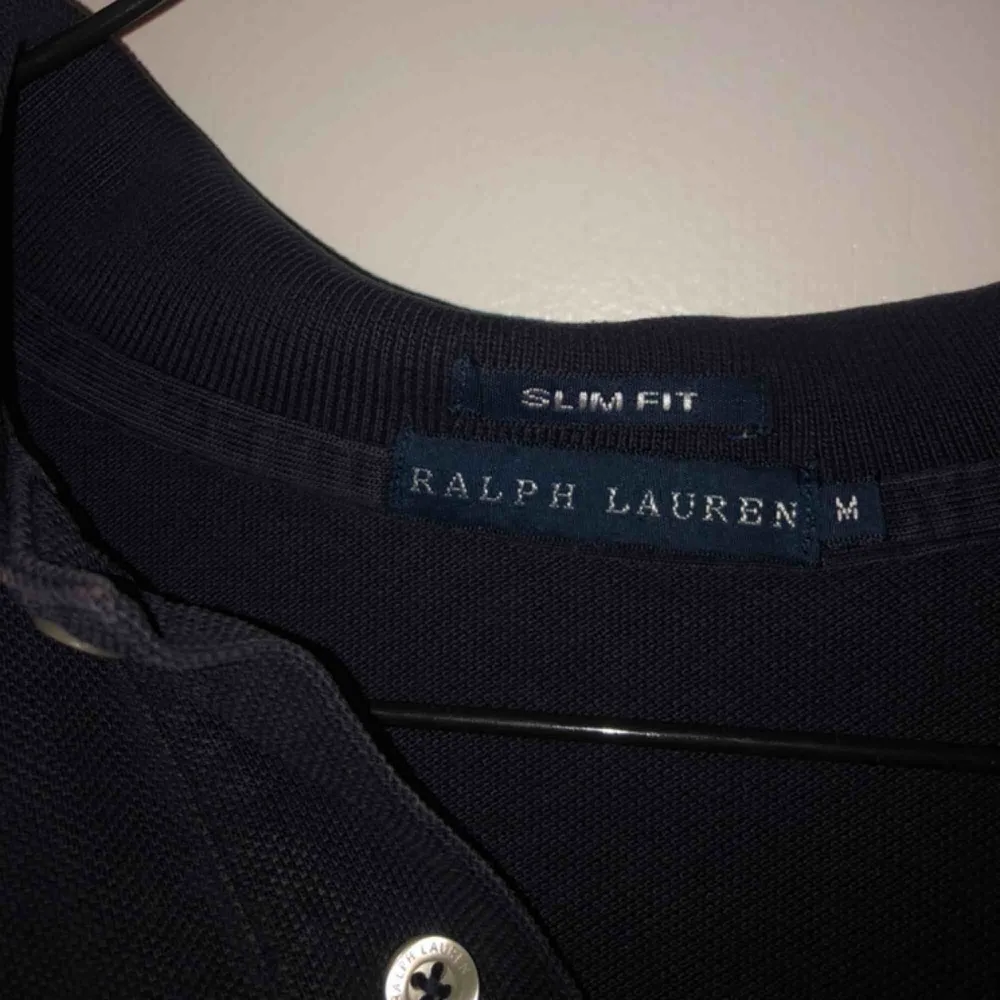Marinblå pikétöja från Ralph Lauren i fint skick! Köparen står för eventuell frakt! 🥰. Toppar.