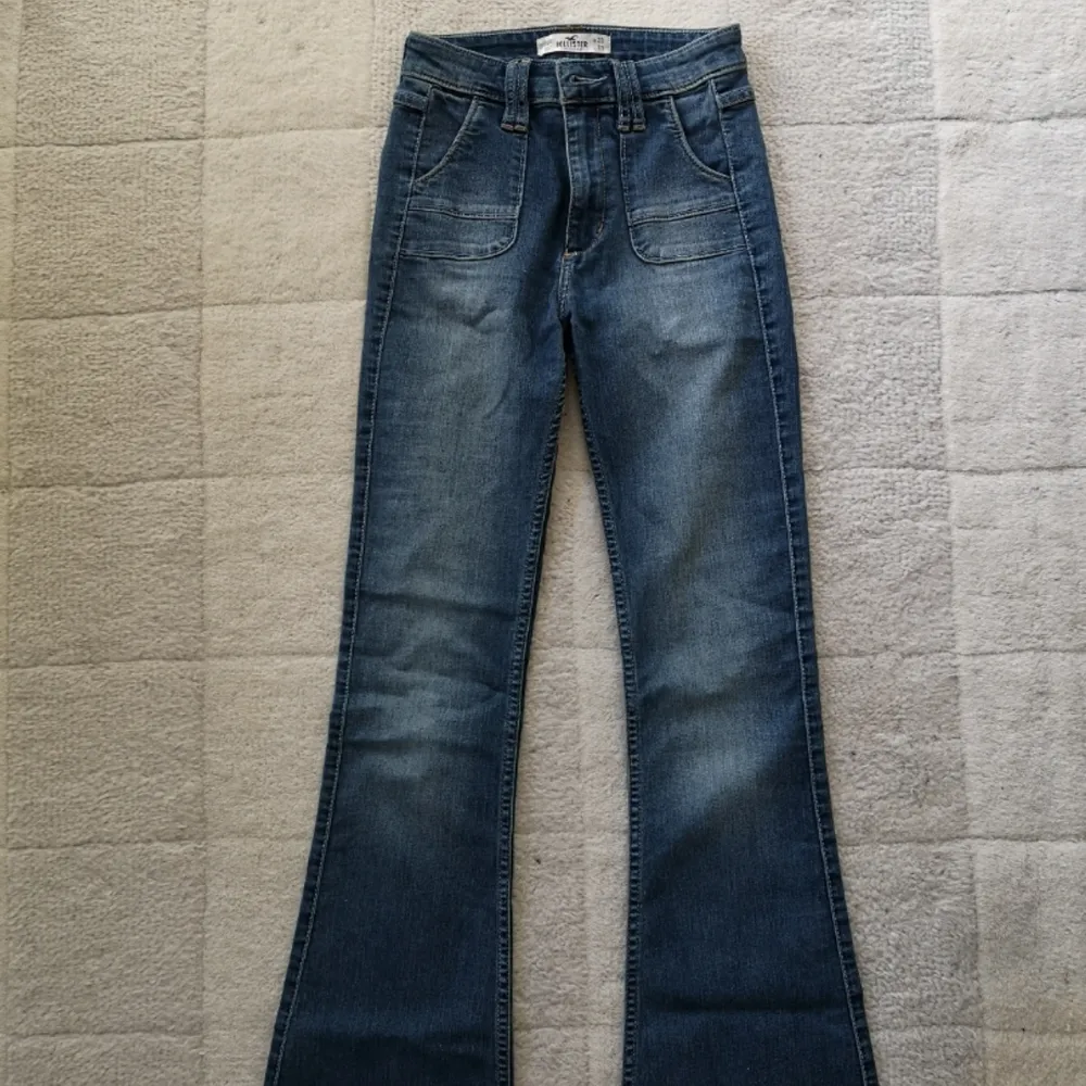 Hollister bootcut jeans, knappt använda. W23 L33 men skulle säga att de passa XS-S . Övrigt.