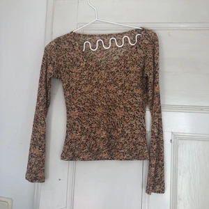  - Snygg blus/tröja från humana secondhand. Aldrig använd!  