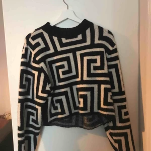  - Använd fåtal ggr. Från weekday förra vintern med nypris 600 säljer för halva för så gott som ny. Köparen står för frakt!!! 💕 Är en size medium i vanliga fall med sitter jättesnyggt på mig ändå