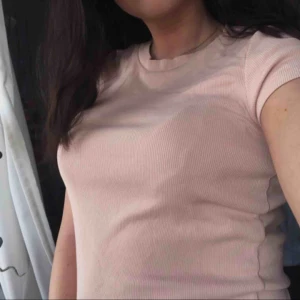  - Ljusrosa tröja/t-shirt från monki som passar till det mesta! Använd ett par få gånger så den är i fint och gott skick. 