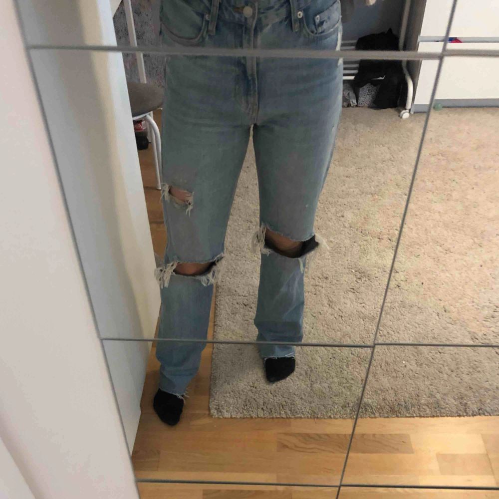 De populära och super snygga jeansen från zara. Tycker själv de är as snygga i perfekt längd men dessvärre är de för stora för mig. . Jeans & Byxor.