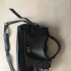  - Säljer min Zadig väska för otroligt bra pris då jag köpte den för 4 285 kr! Superfint sick, använd fåtal gånger, kvitto, original påse, bag, papper RUBBET inkluderat!