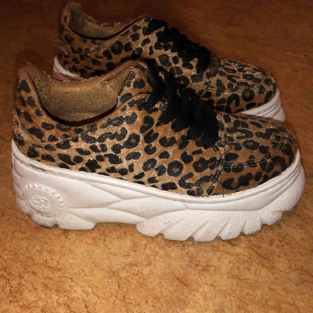 Leopard skor med platå, köpta i Dublin. Använt men fint skick! Kan mötas upp i Malmö men även frakta. Köparen står för frakten! :). Skor.