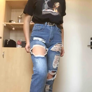  - Jättefina Mum ripped jeans 💕 Säljes pga att de är lite stora på mig. 