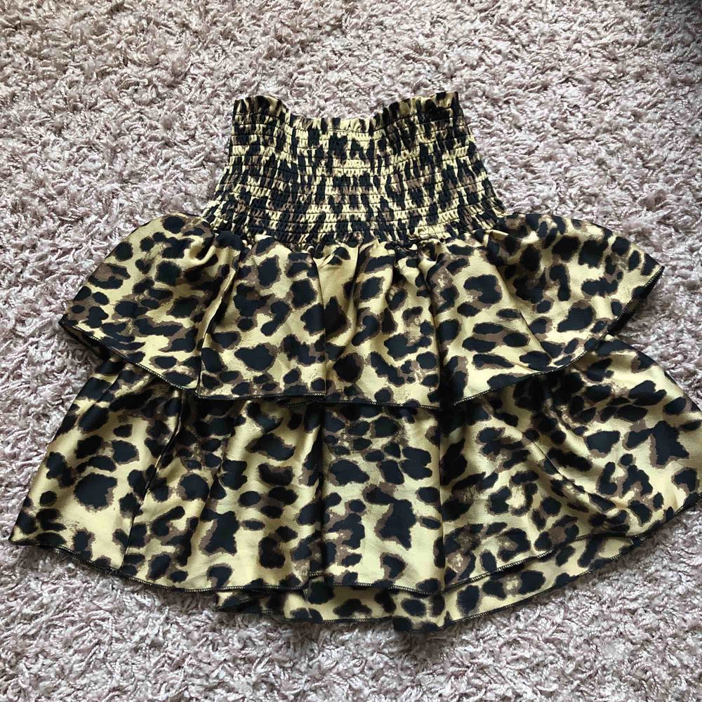 Volang kjol med leopard mönster! Aldrig använd! . Kjolar.