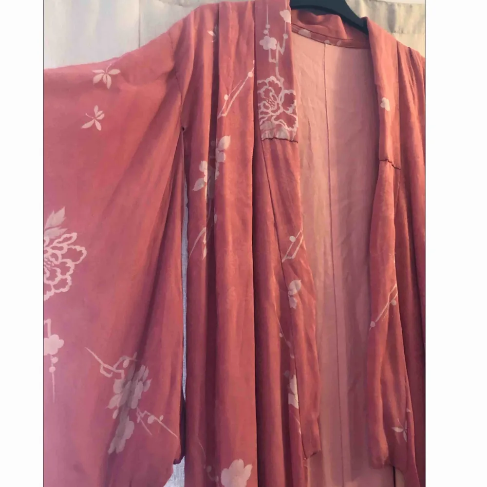 Jättevacker vintage äkta kimono. Är ca 128 cm från axel till längst ner. Väldigt bra skick. . Övrigt.