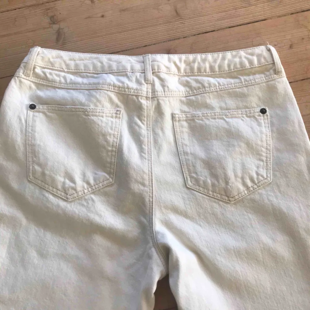 Vita jeans, köpta på plick men de var för små tyvärr!! Köpare står för frakt. Jeans & Byxor.