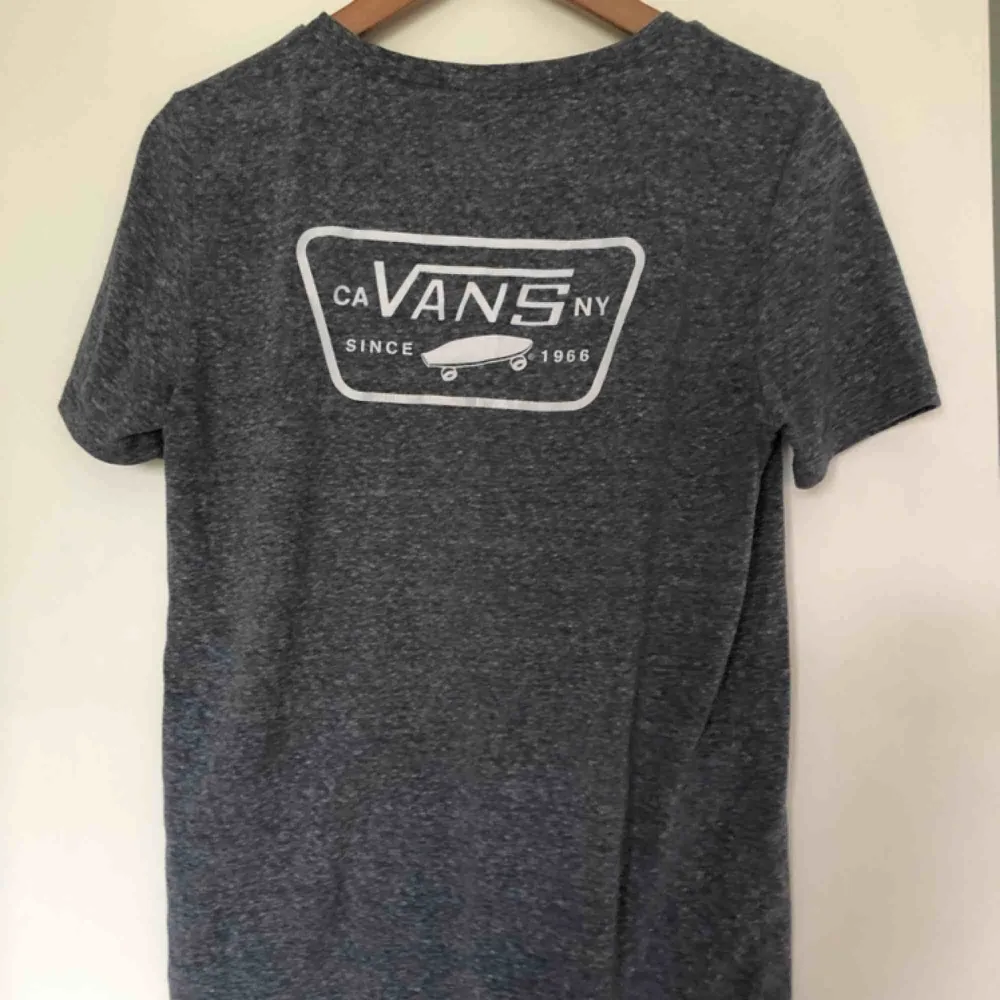 Snygg t-shirt från Vans, använd fåtal gånger. Första bilden är mer den ”riktiga” färgen, inte så mörk som på andra bilden. Andra bilden är baksidan.  Köparen står för frakt!. T-shirts.