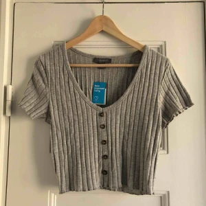  - En topp från Primark. Storlek medium, damstorlek. Skick: 10/10. Finnes på Södermalm, Stockholm. Kan postas men då står Du för frakten, (39kr). Mvh Marija
