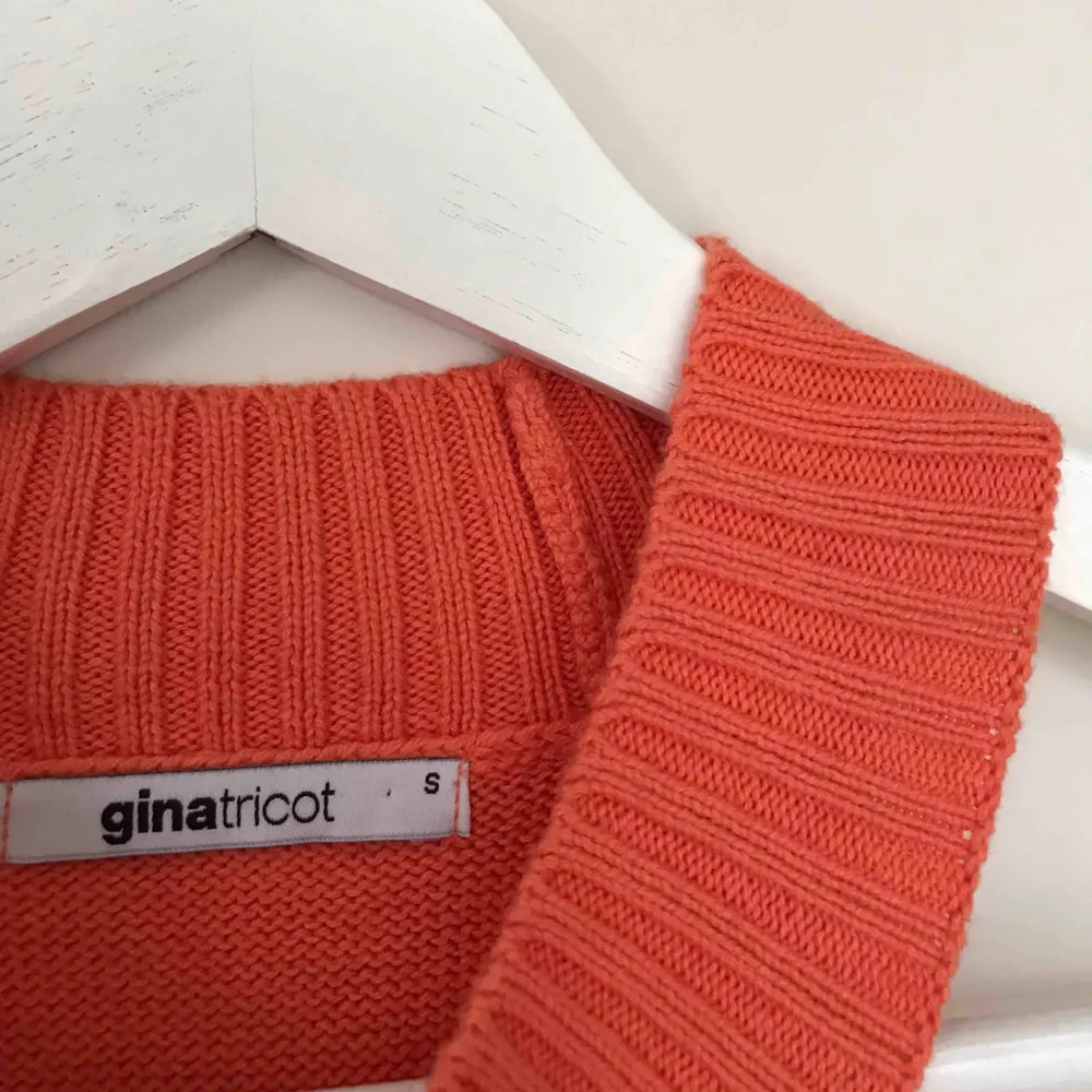 Superfint orange stickat linne från Gina Tricot i bra skick! Köpare står för eventuell frakt. Toppar.