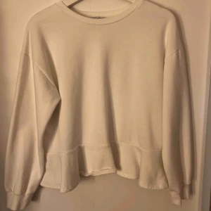 - Fin vit collegetröja med volang nedtill! Skön och mjuk tröja! Köparen står för frakten eller möts upp i Eskilstuna! 