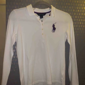  - En fin vit tröja från Ralph Lauren, inte använd mer än 2 gånger. Den är i storlek XL men skulle själv säga att den är i storlek S.💖 Pris: 140 sek + frakt