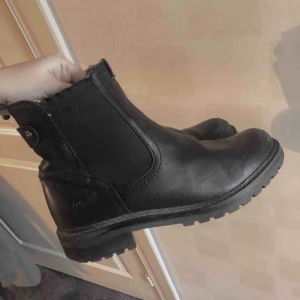  - Ett par svarta höst/vinter skor i storlek 37! Skorna är köpta på Din sko och har ett superskönt vitt foder i skorna så du inte fryser. Skorna har några få skavanker men är annars i superfint skick! 🌟