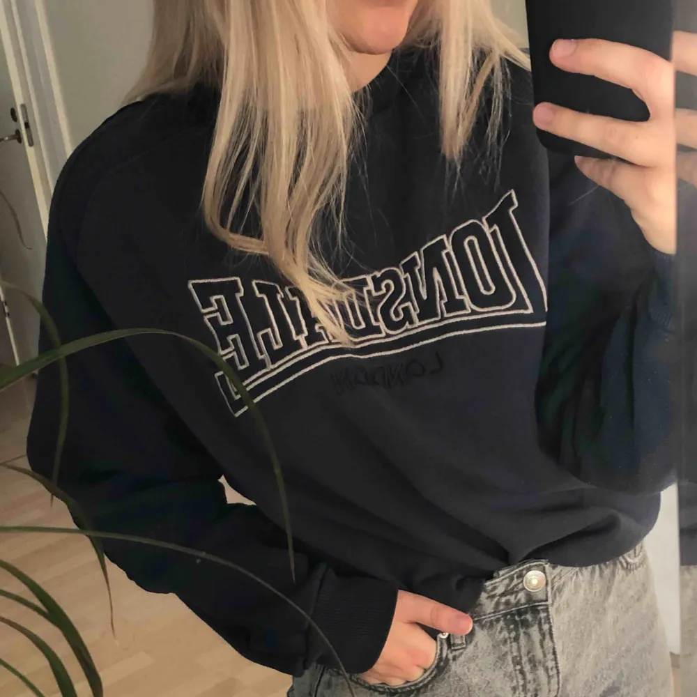 Vintage marinblå Lonsdale sweatshirt. Modellen är oversized. Frakten är inkl i priset. 🔥. Hoodies.