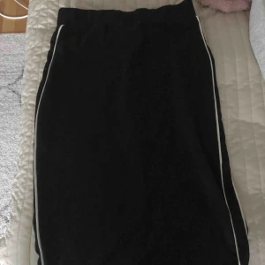  - Snygg kjol från Gina med en öppning på baksidan. Använd en gång