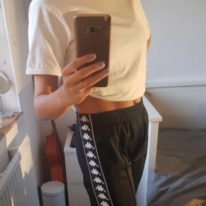  - Kappa trackpants, SÅ sköna och snygga, passar till både vardagen men även till fest. Kommer ej till användning längre. 
