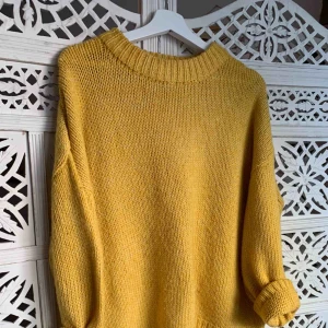  - Lite längre stickad tröja. Priset är exkl. frakt.