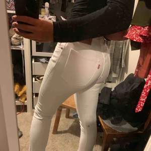 ett par vita levis jeans i 501-modellen som blivit för små för mig och hoppas därför någon annan kan få använding av dom! fint skick!!