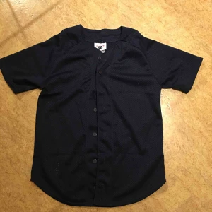 Baseballshirt - Passar en XS-M. Använd fåtal gånger, fint skick. Köparen står för frakten, kan även mötas upp i Malmö.