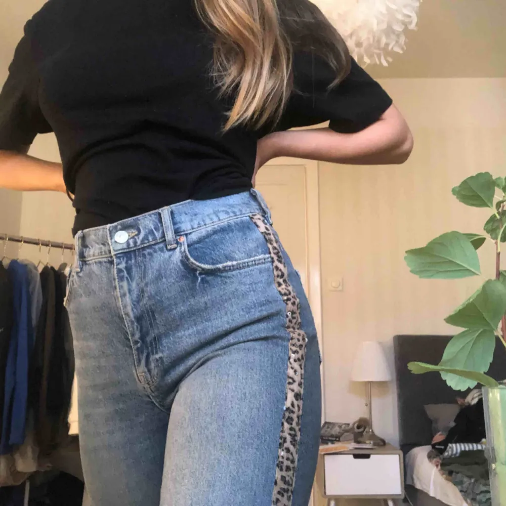 coola jeans med leopard-paljetter från gina tricot! väldigt sparsamt skick, säljs då de blivit för stora för mig💗. Jeans & Byxor.