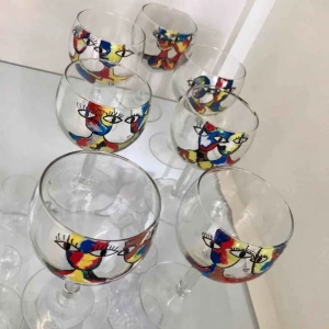  - 7 läckra vinglas i härlig design, är signerade. 