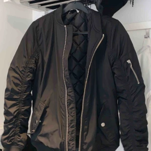  - En svart bomberjacka från Gina tricot, har används fåtal gånger den är precis som ny!! På bild nr 2 ser jackan grå ut men de var endast pågrund av ljuset! Storlek 34 men skulle säga att den är som en 36!! Vid intresse skriv, jag står för frakten💖💖