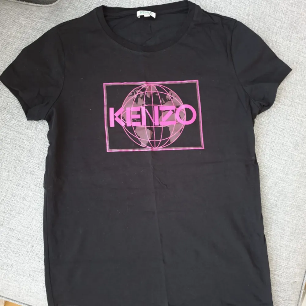 Äkta kenzo t-shirt sotlrek M Endast testad 1gång. T-shirts.