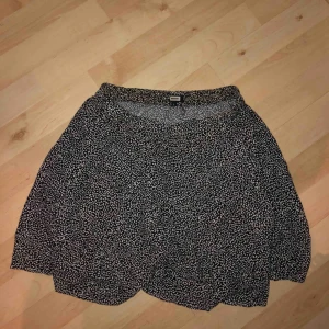  - Söt kjol från bikbok med resår i midjan