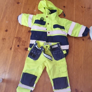 Arbetskläder till barn  - Varselkläder för barn st 90, använda en kort stund vid fotografering. Jackan är fodrad och byxorna typ som riktiga arbetsbyxor, perfekt set för den lilla 😊  Katt och hund finns i hemmet, finns i Tärnsjö men kan skickas mot fraktkostnad. Betalning hellst via swish och skickar spårbart med posten. 