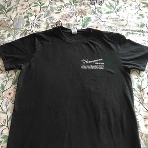  - Storlek ca 38 . T shirt från crew concert Ariana Grande World Tour