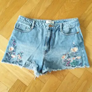 Jeans shorts med blommor forever 21. Använda men i bra skick