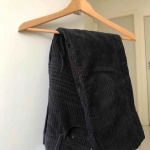  - Skitsnygga svarta manchesterbyxor från & other stories. Säljer för att dem är för små! Nypris 500kr😍 Möts upp i Malmö annars betalar köparen frakten. 